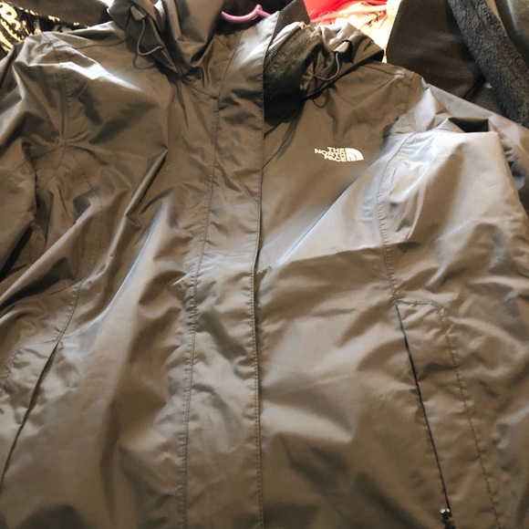 Barely worn north face rain jacket - Picture 1 of 6